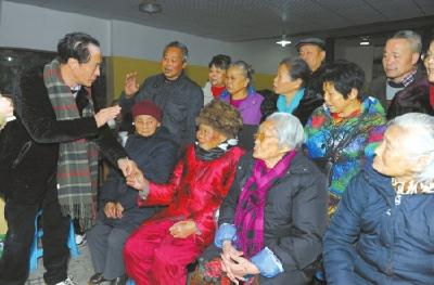 103岁老人过生日三妹妹来贺 长寿四兄妹加起来378岁 