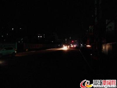 深河路无路灯 住户摸黑出行 