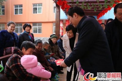 胡功民看望慰问市社会福利院老人和孤儿