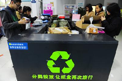 300亿件快递背后：浪费与污染不容忽视 