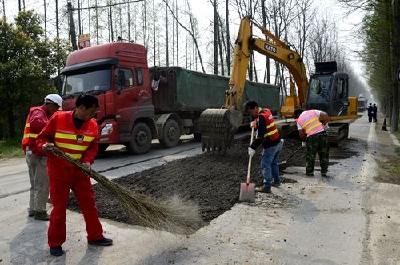 市公路局对破损路面进行修复 