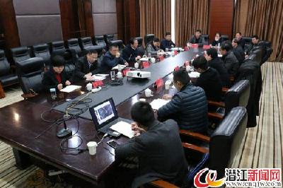 我市召开第八届龙虾节艺术灯光展设计方案汇报会 