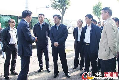 黄剑雄调研我市城管工作 