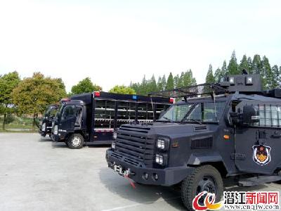 3辆战车“入伍”潜江市特警支队 
