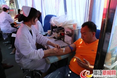 市游泳协会携手市血液中心无偿献血献爱心 