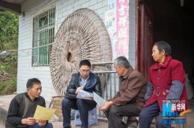 贫瘠土地开出希望之花——驻村扶贫干部群像扫描 