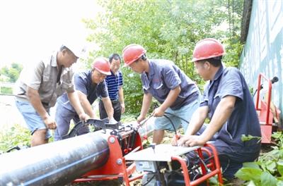 更换供水管道 村民用水无忧 