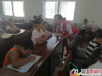 熊口学区教师志愿者和镇妇联义工们关爱留守儿童