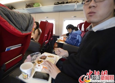 坐高铁动车能叫外卖啦!直接送到乘客指定座位上