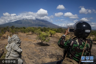 印尼阿贡火山震动频率增加恐将爆发 7.5万人逃离