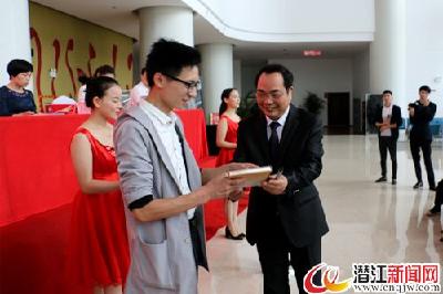 花鼓戏名家胡新中《经典唱腔》专辑首发 