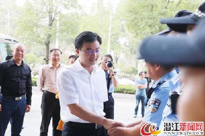 把安全稳定作为压倒一切的政治任务 为党的十九大胜利召开营造良好环境 ——黄剑雄检查慰问“双节”期间坚守岗位公安民警