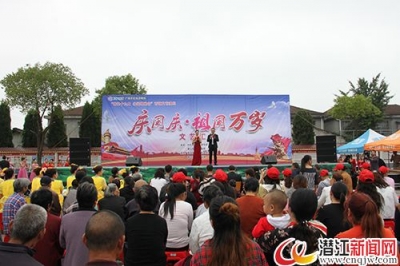 潜江各地通过多种文艺形式喜迎“双节” 