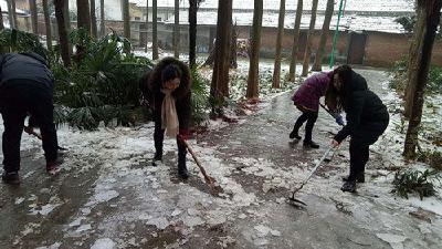 后湖：干群全员出动 铲雪除冰保通行 