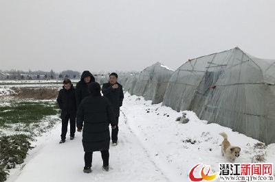 潜江各地各部门积极应对大雪冰冻天气 确保群众生产生活安全 