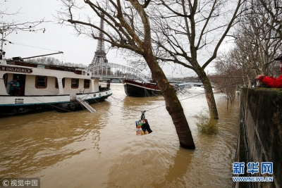 法遭遇50年来罕见大雨 居民措手不及巴黎恐遭水淹