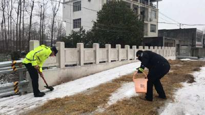 渔洋镇破除冰冻路面 全力维护道路交通安全