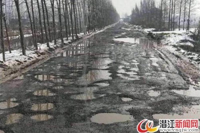 道路损毁久 安全隐患大
