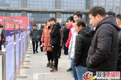 潜江“春风行动”两场招聘会助5243人达成就业意向