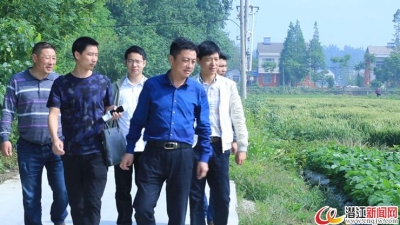 市公路局助群爱村谋产业扶贫大计
