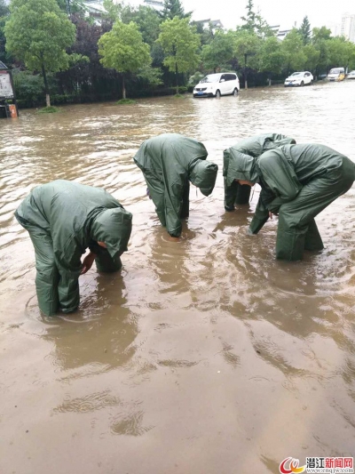 暴雨突袭潜江城 城管排涝暖人心