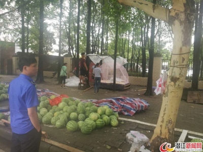 潜江为果农设季节性瓜果销售点