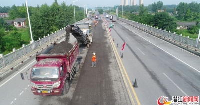 市公路局对雨水破坏严重路段实施路面养护