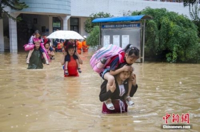 暴雨南北呼应波及9省份 京津冀高温将被“浇灭”