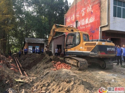 市城乡规划局拆除两处违法建筑