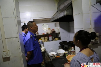 潜江重拳整治餐饮油烟污染