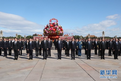 习近平等向人民英雄敬献花篮