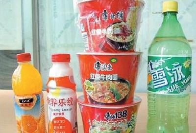 “康帅傅”等山寨食品横行农村 成健康隐形杀手