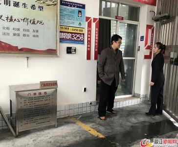 潜江突击检查城市“门前四包”工作