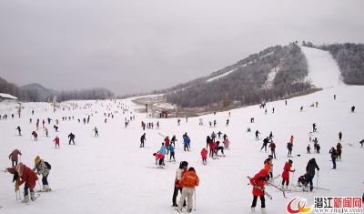 元旦小长假滑雪、温泉游受市民热捧