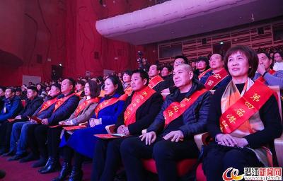 我市百余名模范、一线工人受邀出席潜江春晚
