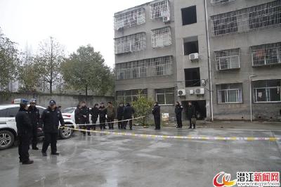 老赖霸占他人房屋近十年 执行干警两小时强制腾退