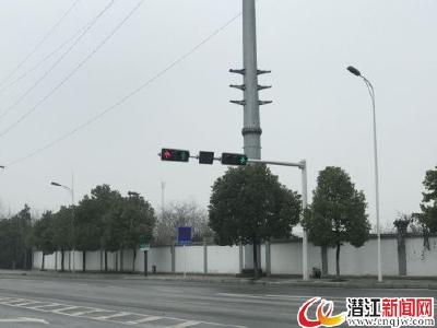潜江一路口红灯绿灯同时亮 司机“傻傻分不清”