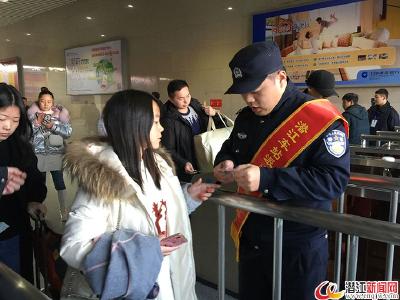 [新春走基层]铁警徐伟伦：24年第一次不回家过年