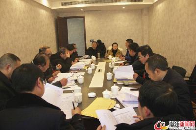 市政协八届三次会议提案审查委员会认真审查委员提案