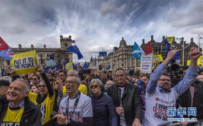 百万人游行反对“脱欧”　英国首相或遭逼宫