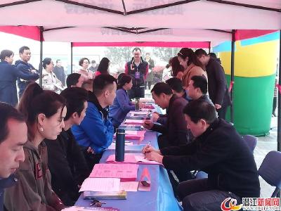 潜江举办12333全国统一咨询日活动