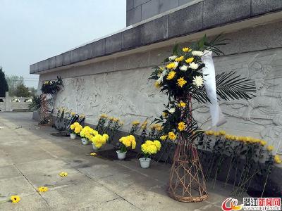 文明祭扫树新风 别样清明一样情