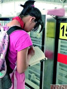 北京地铁上的读书人：他手里那本书正在发着光
