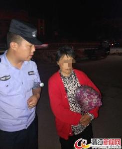 失忆老人迷路 民警助其回家