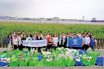 志愿者13年来坚持在海滩捡垃圾 不让泡沫塑料入海