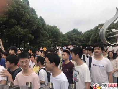 2019潜江高考结束，考生们轻松走出考场