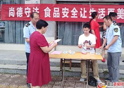 高石碑镇开展食品安全周宣传活动