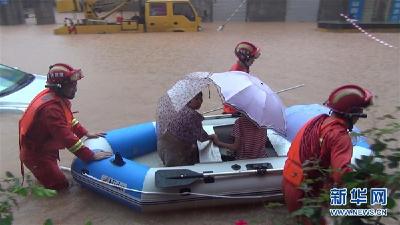 三预警齐发！暴雨继续袭击我国南方地区