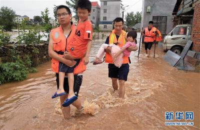 “哪怕翻山越岭，也要把人救出来！”——来自江西部分灾区的抗洪救援见闻