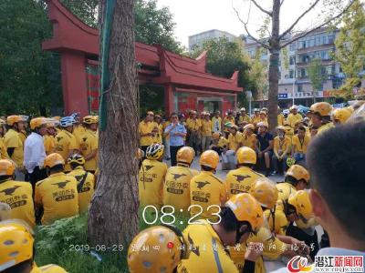 潜江交警为外卖小哥上交通安全课